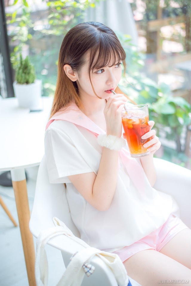 友谊和爱情之间的区别在于：友谊意味着两个人和世界，然而爱情意味着两个人就是世界。
